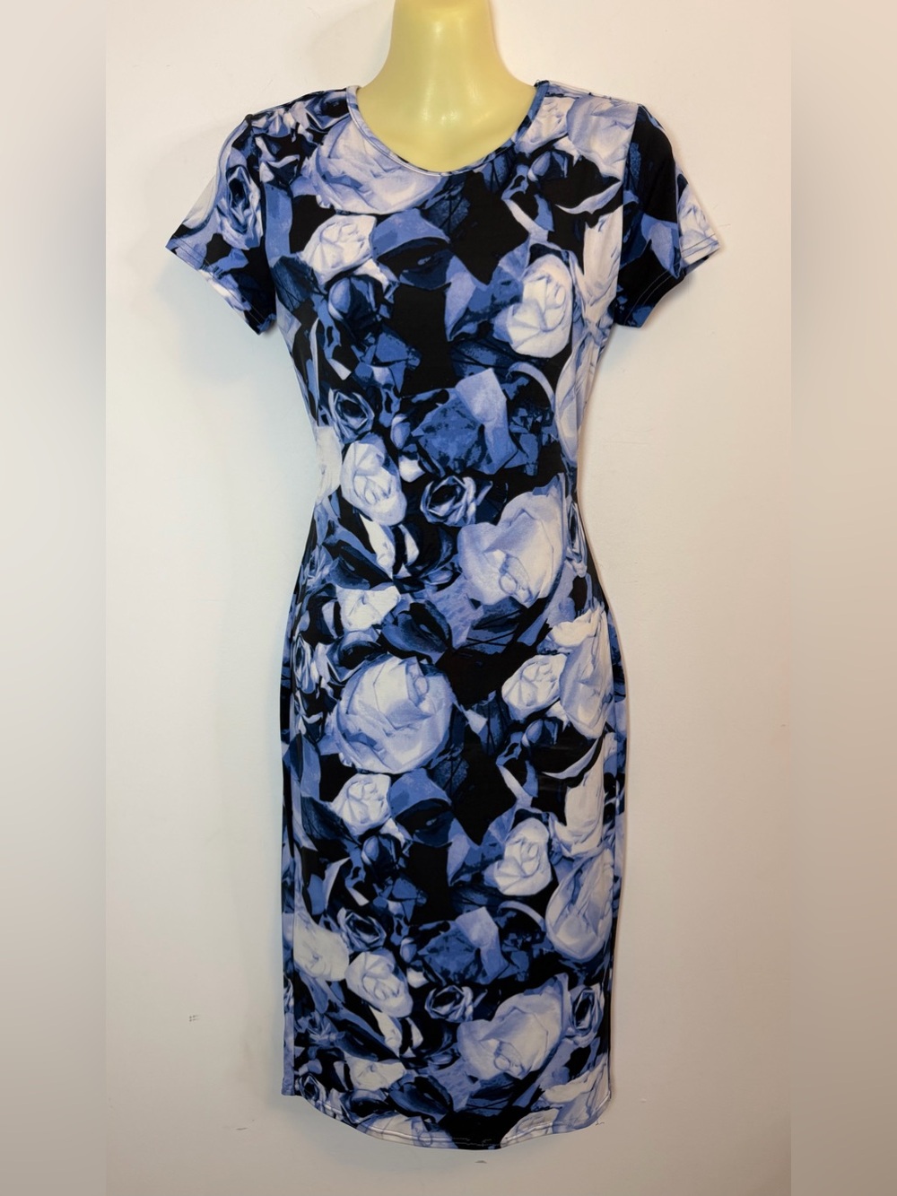 Carmen Marc Valvo Blue Rose Floral Bodycon Midi Dress